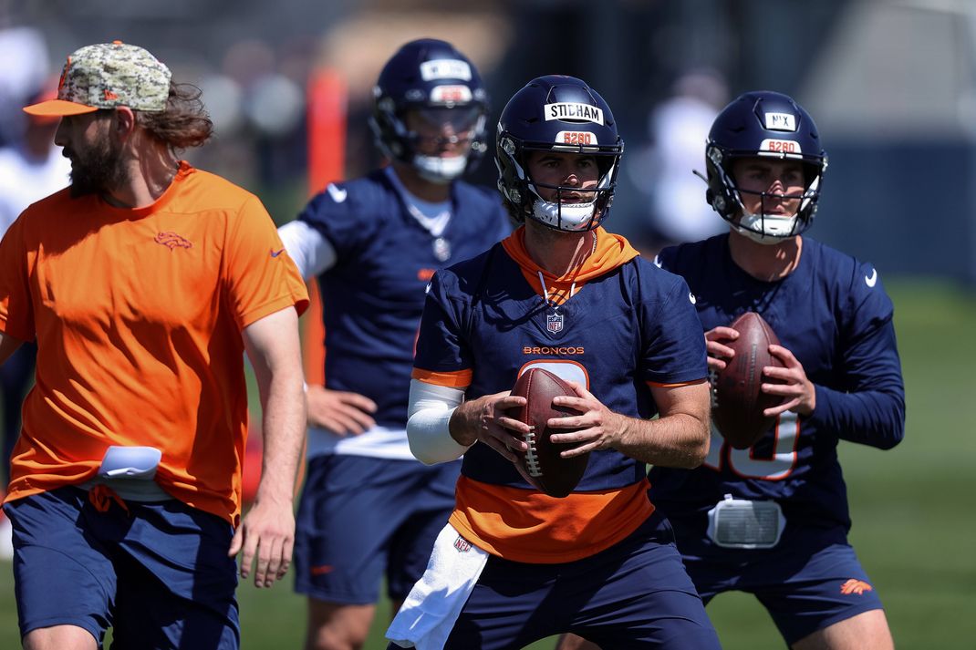 Jarrett Stidham (m.) und Bo Nix (r) konkurrieren mit Zach Wilson um die Rolle des Starting-Quarterbacks