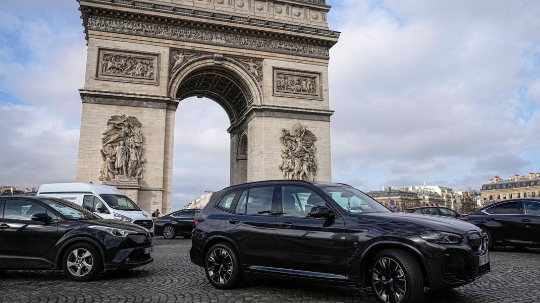 Ab Dienstag (1. Oktober) gelten in der französischen Hauptstadt Paris für schwere Autos - insbesondere SUVs - neue Parkgebühren.