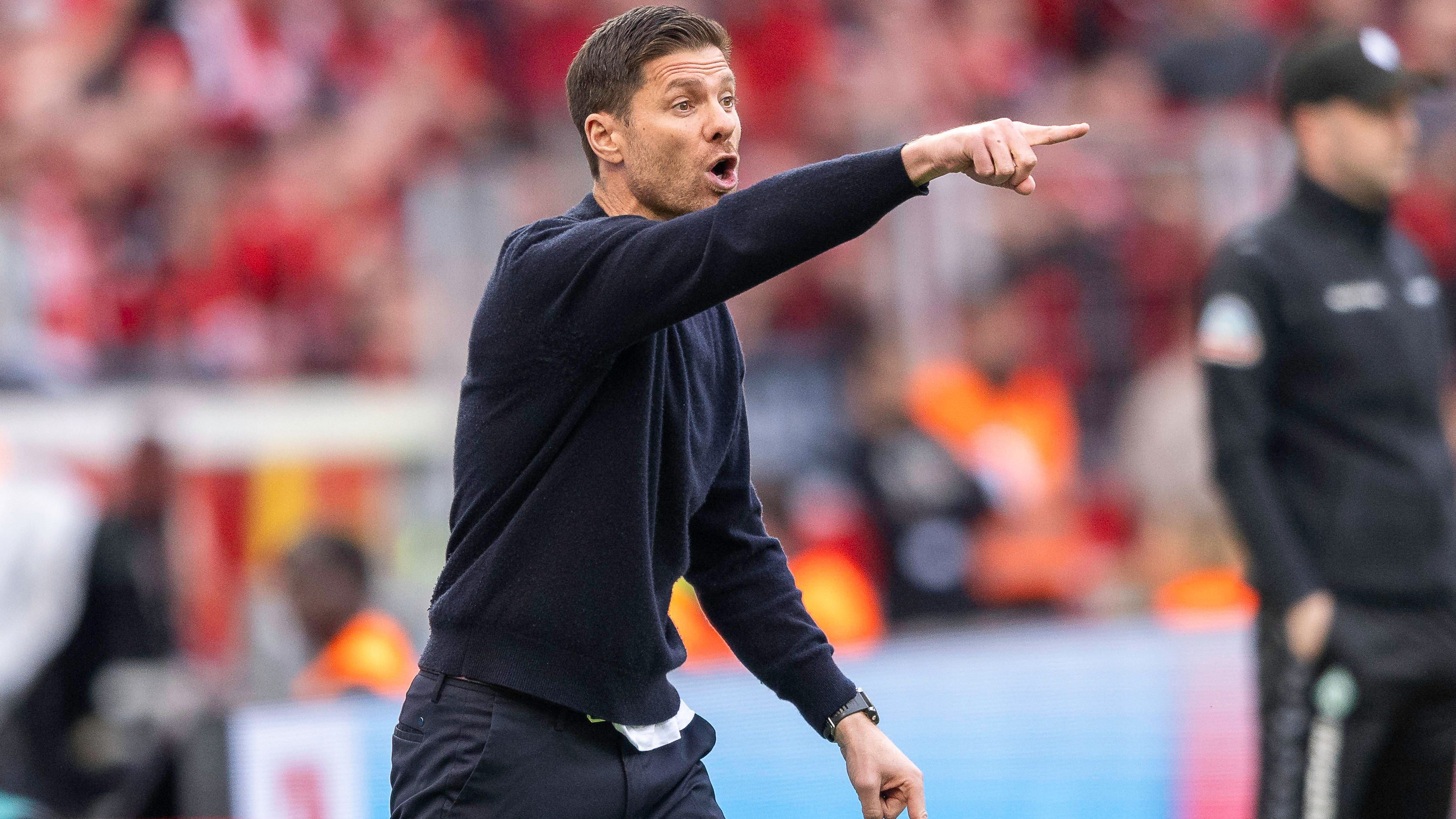 <strong>Xabi Alonso</strong><br>Der Spanier ist der Dirigent des Leverkusen-Orchesters. Der Trainer übernahm Bayer 04 in der Vorsaison in einer ganz schwierigen Phase und formte innerhalb von kurzer Zeit ein praktisch unschlagbares Meister-Team. Xabi Alonso vertraut immer auf die gleiche Grundformation und lässt einen Fußball spielen, der an Manchester City und das alte Barca erinnert. Unglaublich!