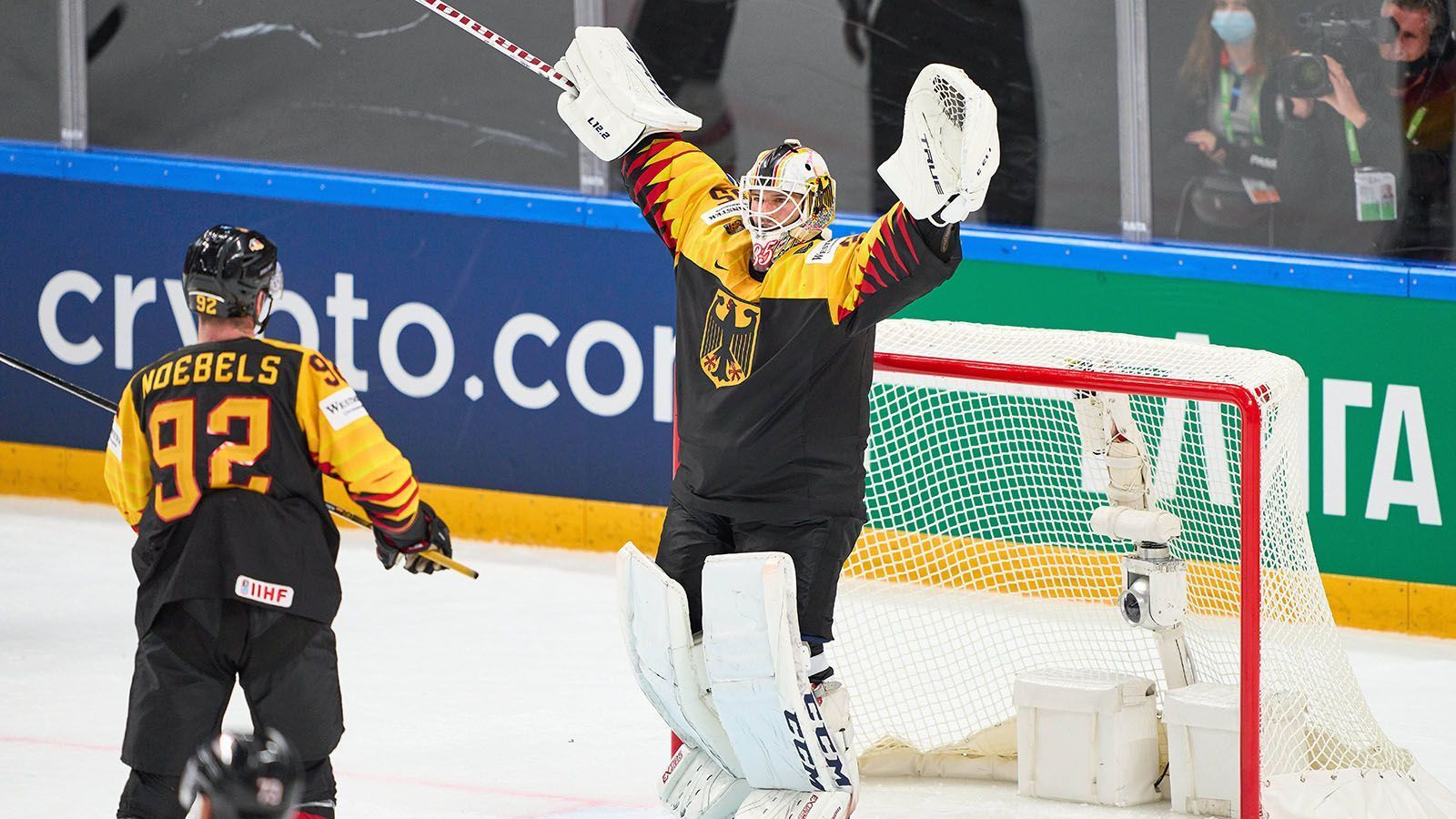 
                <strong>Mathias Niederberger (Tor)</strong><br>
                Da seine Mutter aus Mailand stammt, bezeichnet sich der Goalie der Eisbären Berlin gerne selbst als "halber Italiener". Nach dem Kanada-Spiel lobte ihn Bundestrainer Söderholm: "Er hat das Spiel unglaublich schnell gelesen, vor allem in Unterzahl war er einfach überragend."
              