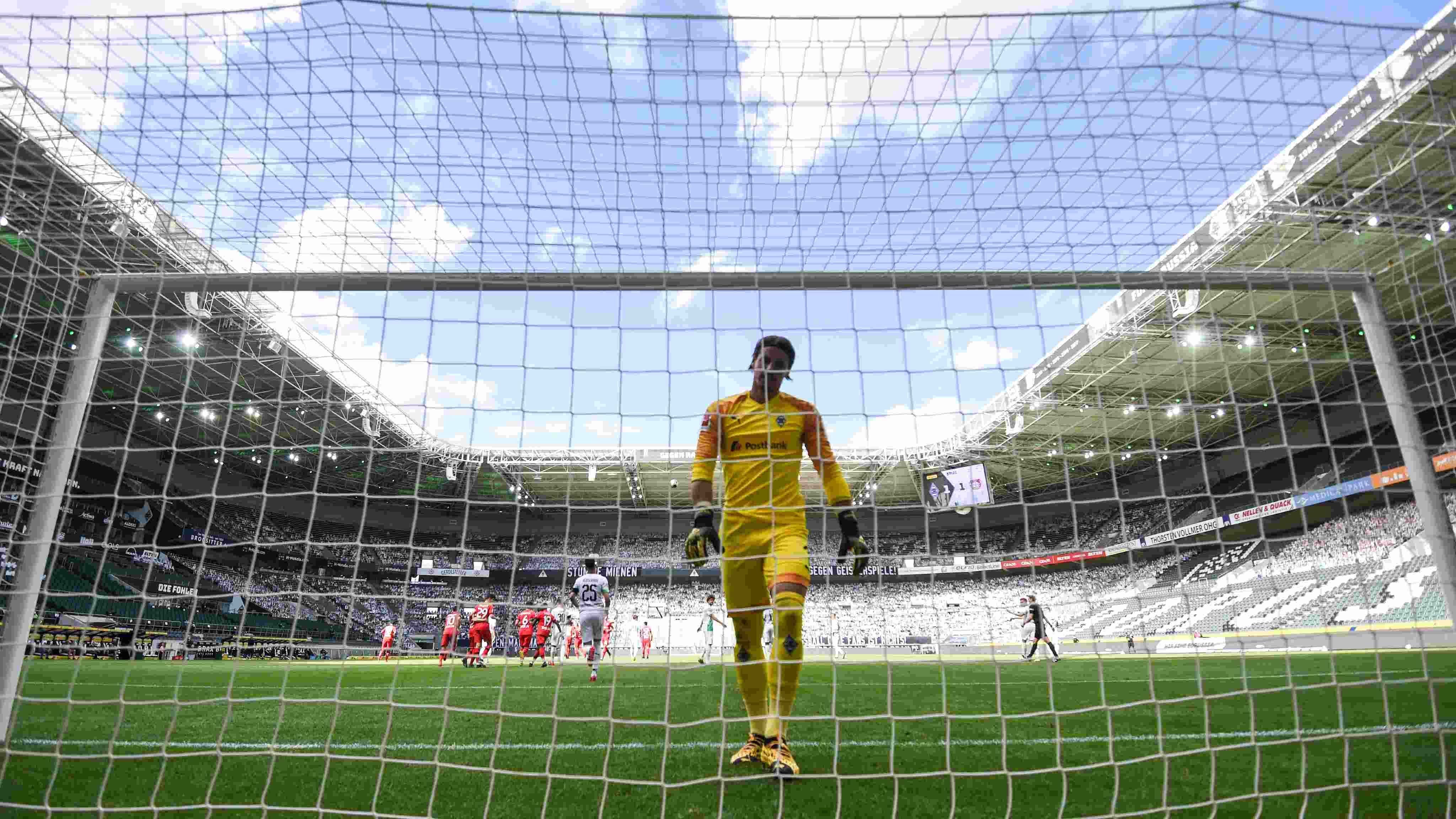 
                <strong>Vorne hakt es, hinten brennt es</strong><br>
                Wettbewerbsübergreifend fingen sich Yann Sommer und Co. in der Rückrunde bereits 18 Gegentore ein, während selbst nur zwölf Treffer erzielt werden konnten. Ohne den 4:2-Erfolg über Borussia Dortmund beim Rückrunden-Auftakt würde sich diese Bilanz noch düsterer lesen. 
              