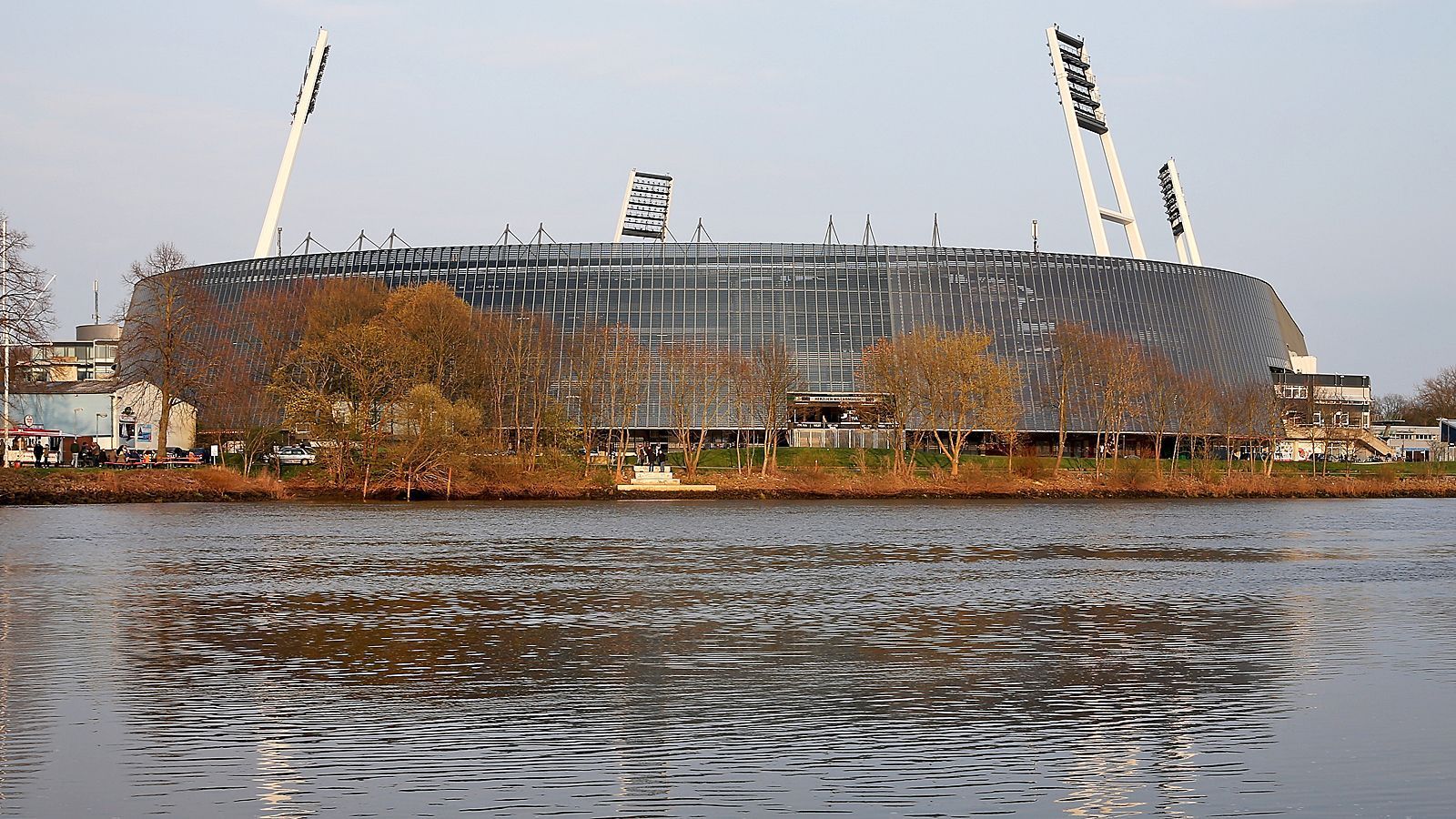 
                <strong>Platz 12: SV Werder Bremen - Weserstadion</strong><br>
                Kapazität: 42.100Logen: 14Sitzplätze: 31.500Stehplätze: 10.600
              