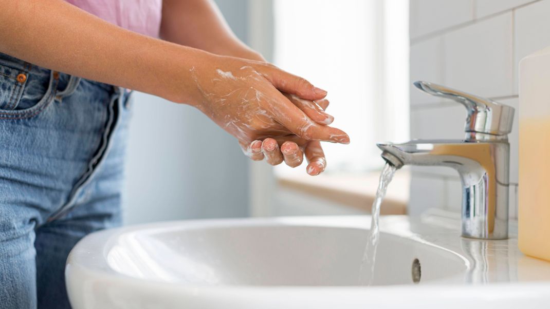 Beim Händewaschen lässt sich Wasser sparen im Haushalt.