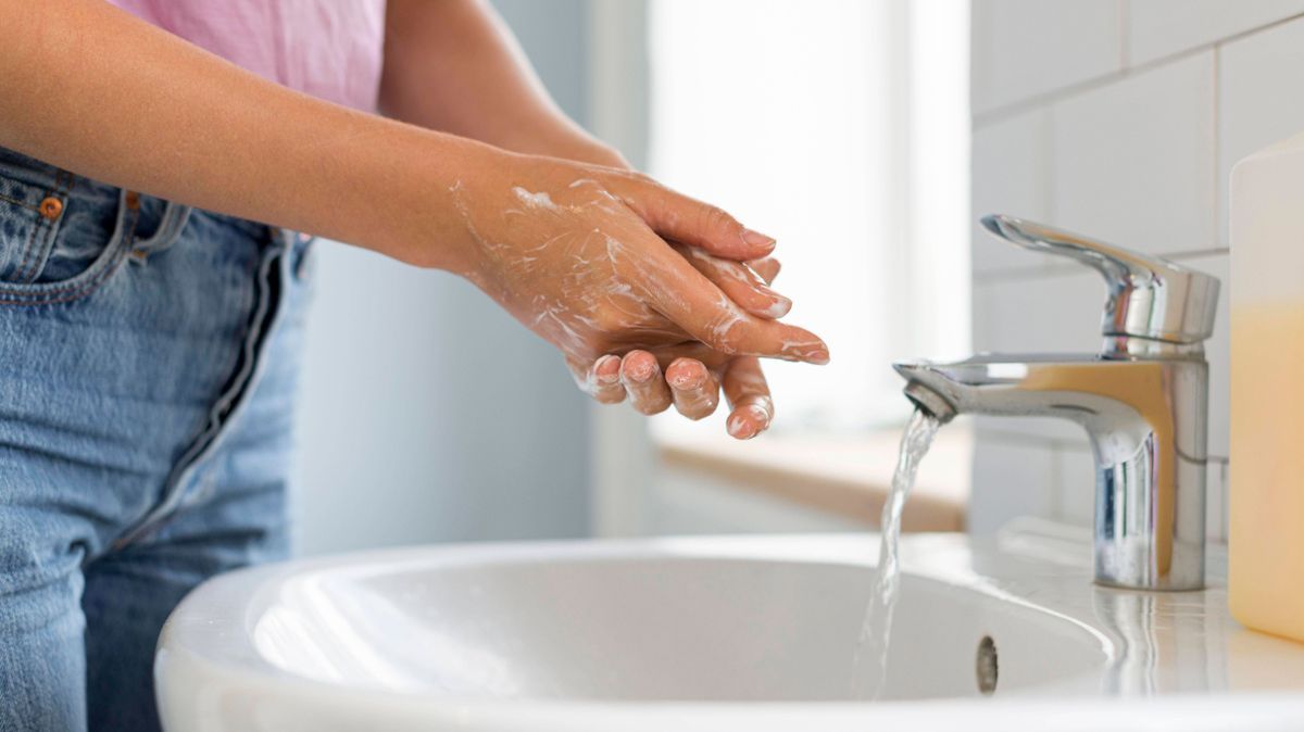 Beim Händewaschen lässt sich Wasser sparen im Haushalt.