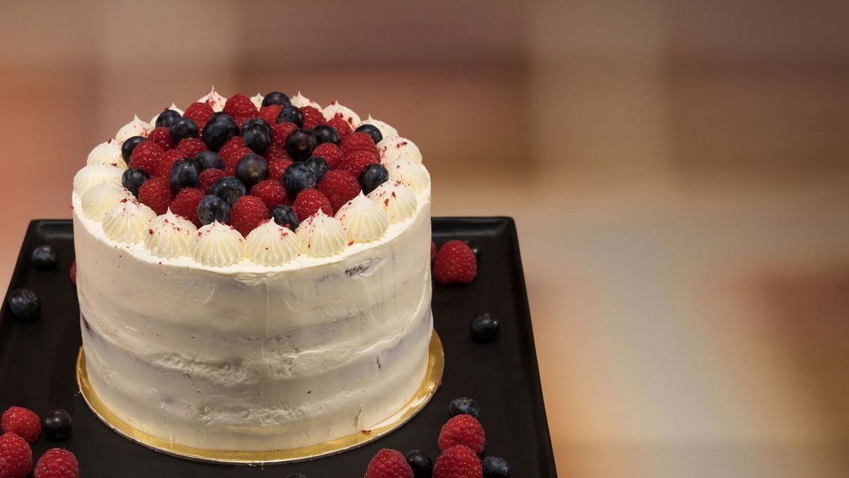 Red Velvet Cake mit Mascarpone-Creme und frischen Beeren
