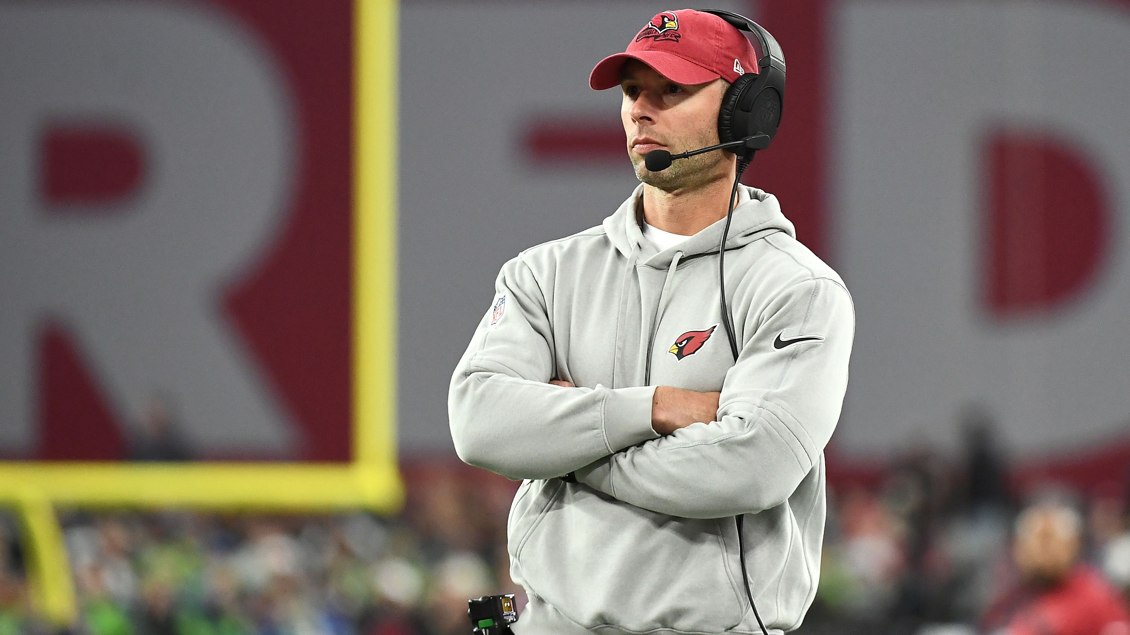 <strong>Platz 25: Arizona Cardinals um Head Coach Jonathan Gannon</strong><br>Über die letzten zwei Jahre leitete Jonathan Gannon einen kompletten Neubau bei den Cardinals - und sammelte still und heimlich ein paar Siege. Arizona hat nun ein gutes Fundament gelegt und einige Investitionen in der Free Agency und im Draft getätigt. Nun muss auch Gannon den nächsten Schritt gehen.