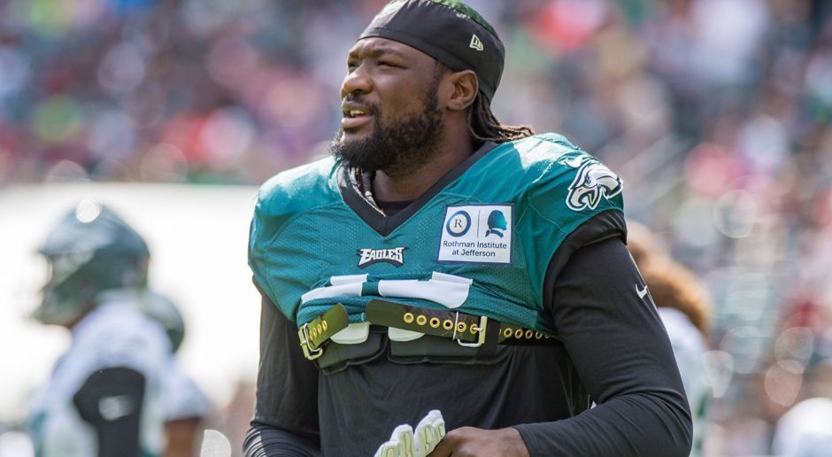 
                <strong>Verlierer: LeGarrette Blount (Running Back) - Philadelphia Eagles</strong><br>
                Der Super-Bowl-Champ steht bei den Philadelphia Eagles wohl vor dem Aus. Laut "NBC" konnte LeGarrette Blount Head Coach Doug Pederson nicht überzeugen. Der Running Back will davon allerdings nichts wissen: "Es gibt nichts, das uns fehlt oder an dem wir zweifeln. Ich denke, wir haben alle Teile zusammen, um ein gutes Lauf-Team zu sein." US-Medien spekulieren sogar über eine Rückkehr zu den New England Patriots. Beim Preseason-Sieg über die Buffalo Bills (20:16) fiel Blount auch eher negativ auf. Fünf mal den Football bekommen, dabei insgesamt nur acht Yards erlaufen und einen Fumble verursacht. 
              