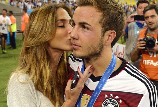 
                <strong>Küsschen für den Matchwinner</strong><br>
                Es ist geschafft - Deutschland holt sich den WM-Titel! Im Anschluss feiern die Spielerfrauen mit ihren Helden, Mario Götze holt sich erstmal ein Küsschen von seiner Ann-Kathrin ab.
              