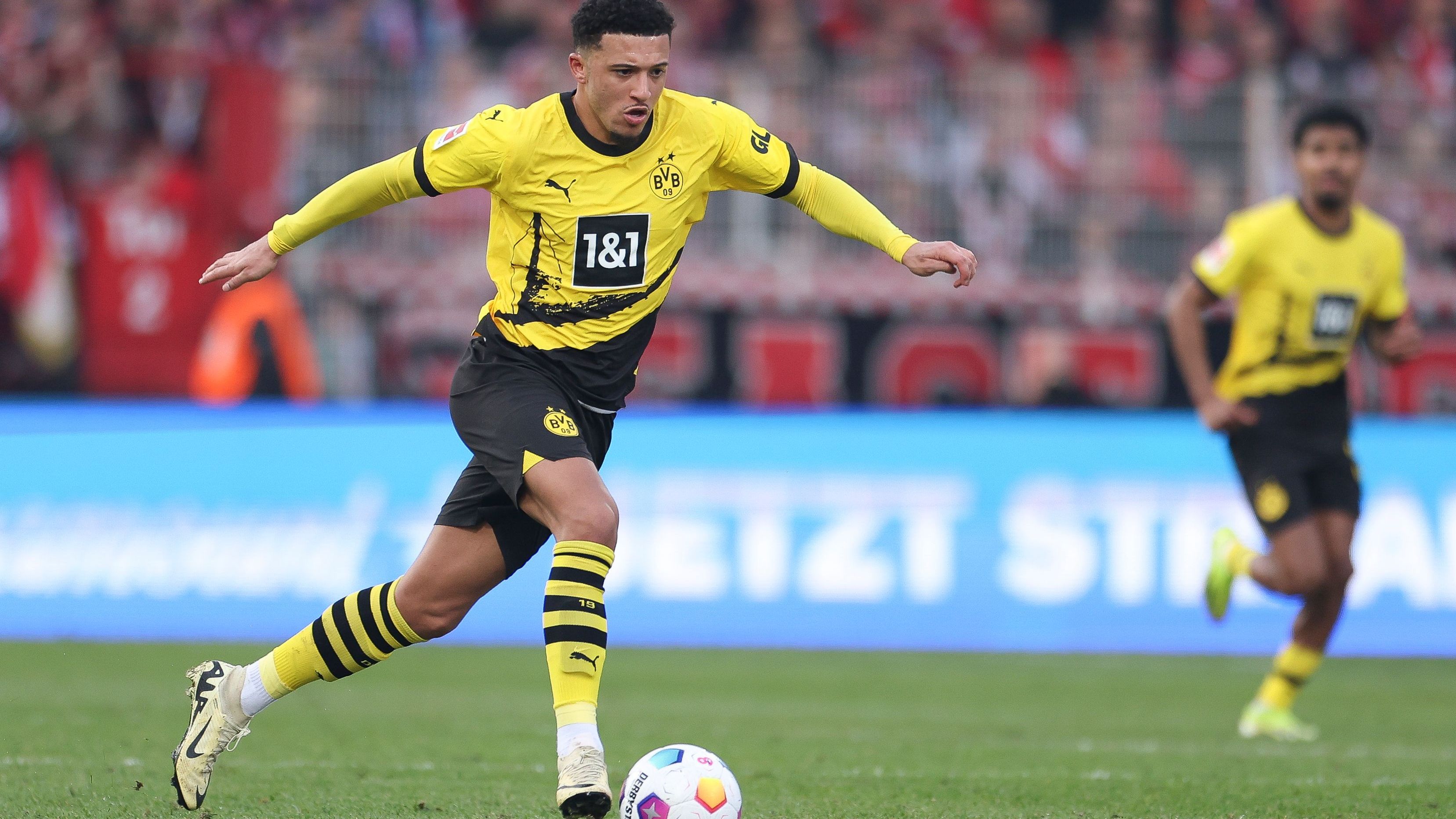 <strong>Jadon Sancho (Linksaußen)</strong><br>Dort sollte Sancho zunächst zum Außenverteidiger umfunktioniert werden. Mislintat sah das mit Argwohn. Durchsetzen konnte sich Sancho im Old Trafford nie. Seit der Rückrunde geht er erneut für den BVB auf Torejagd, die Leistungskurve zeigt prompt wieder nach oben. Ob am Saisonende die Kaufoption über 30 Millionen Euro gezogen wird, könnte auch Mislintats Entscheidung werden.