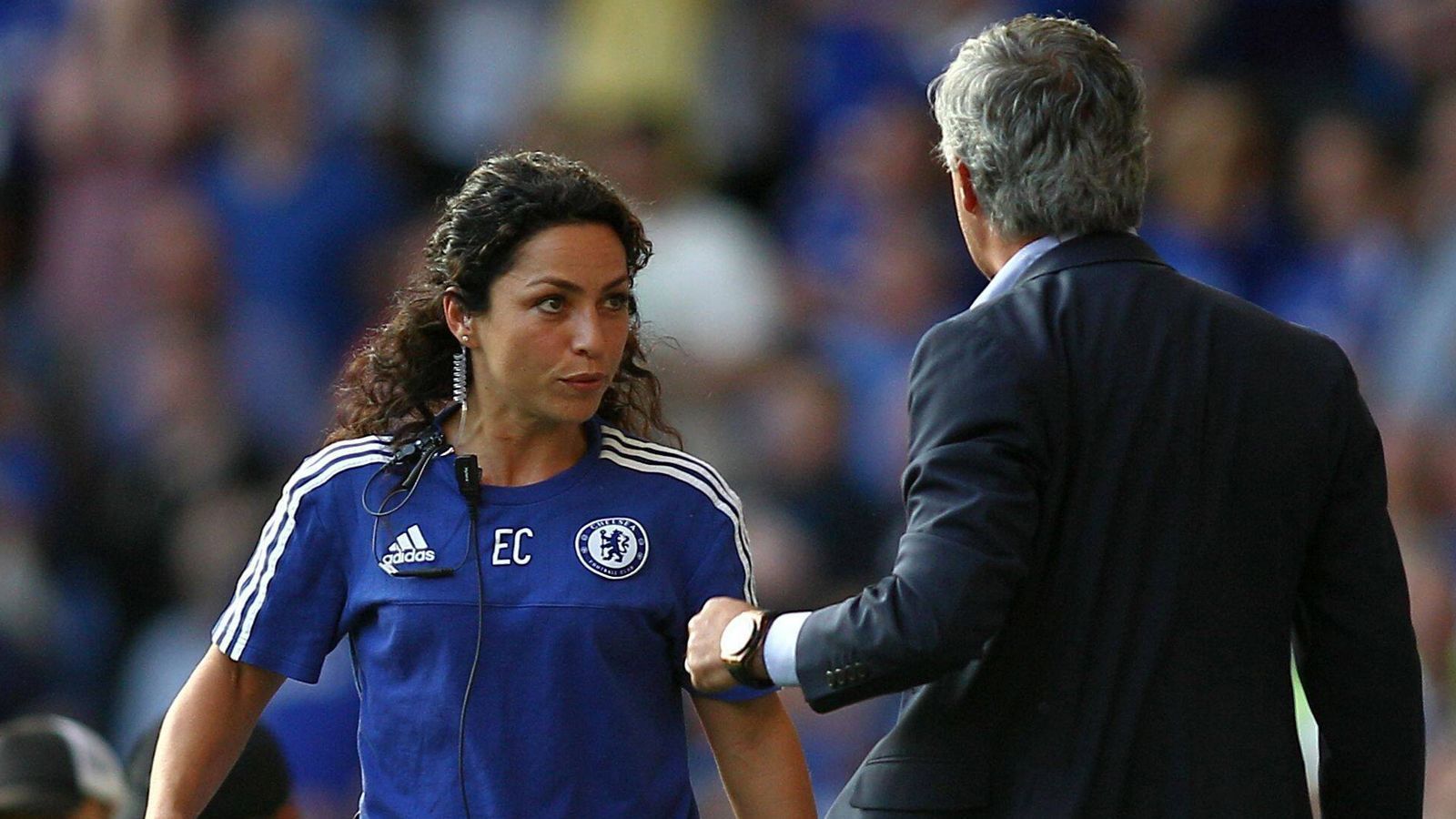 <strong>Schlammschlacht mit der Teamärztin</strong><br>
                Chelseas Teamärztin Eva Carneiro war zeitweise selbst ein Star. Als Eden Hazard 2015 verletzt auf dem Platz liegen blieb, spurtete Carneiro los, um ihn zu behandeln. Mourinho passte das gar nicht, er unterstellte der Ärztin, zu früh losgelaufen zu sein. Der Portugiese nannte Carneiro dumm und naiv und unterstellte ihr, das Spiel nicht zu verstehen. Es kam zu einer Schlammschlacht, die mit der Suspendierung der Ärztin und einem Gerichtsprozess endete. Den Prozess gewann Carneiro, sie soll eine Millionensumme als Entschädigung bekommen haben.