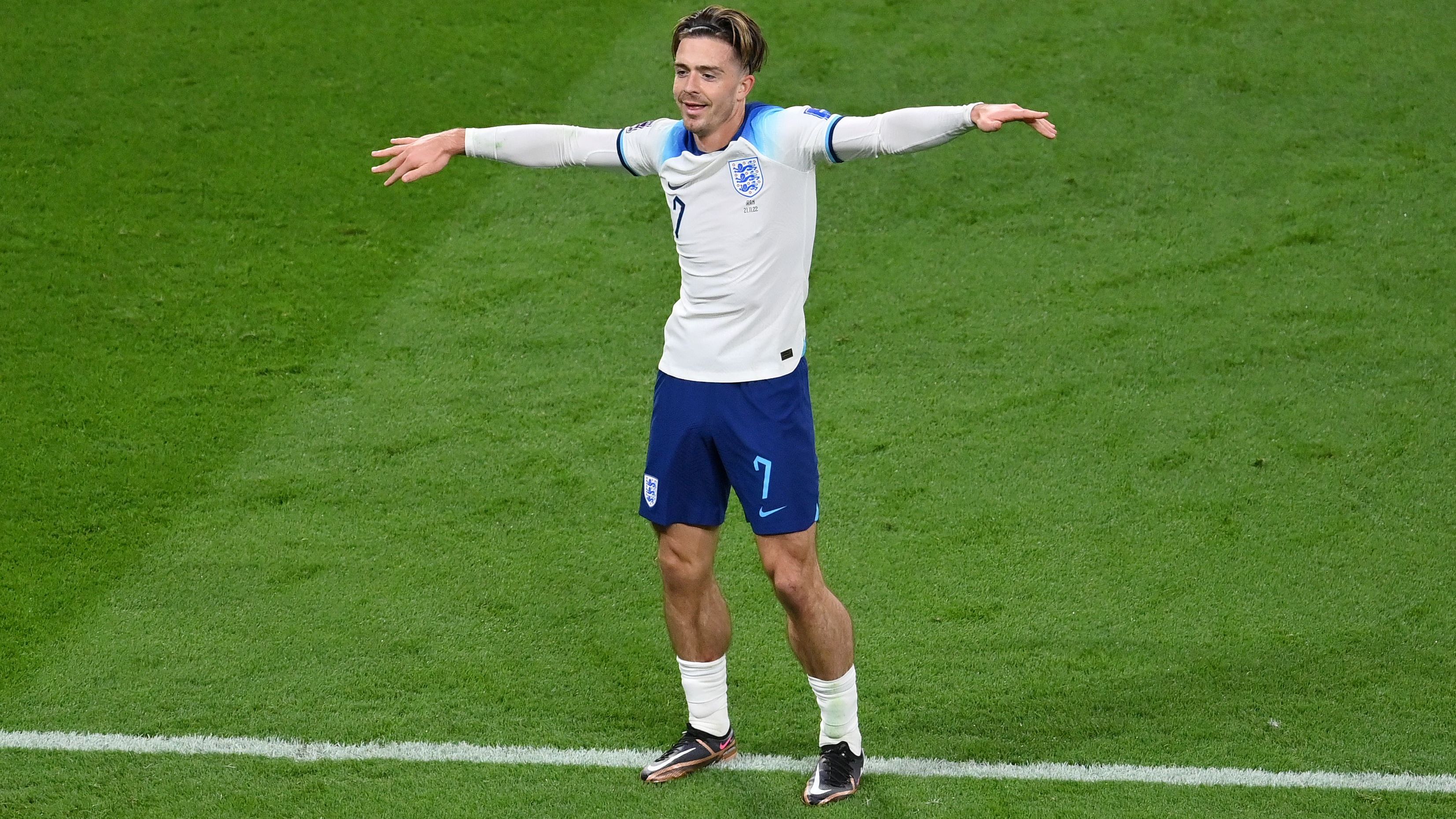 <strong>Jack Grealish mit rührender Geste</strong><br>Im Auftaktspiel der englischen Nationalmannschaft bei der Weltmeisterschaft in Katar erzielte Jack Grealish in der 90. Minute das zwischenzeitliche 6:1 gegen den Iran. Beim seinem anschließenden Torjubel machte der Mittelfeldspieler wurmartige Bewegungen mit den Armen. Nach dem Spiel stellte sich heraus, dass Grealish einem an Zerebralparese erkrankten Jungen seinen Torjubel gewidmet hatte.