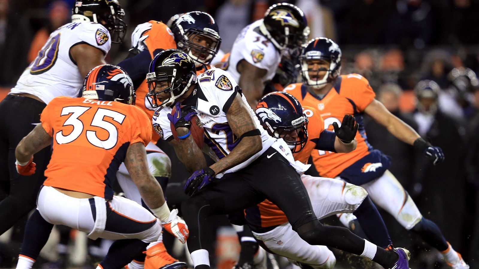 
                <strong>Baltimore Ravens @ Denver Broncos (38:35 2OT, 12. Januar 2013, AFC Divisional Round)</strong><br>
                Ja, dieser Tag war wirklich ein überragender für alle Football-Fans. Das frühe Spiel zog die Zuschauer sogar noch mehr in seinen Bann - denn die Ravens entschieden das Duell erst dank eines Field Goals aus 47 Yards von Justin Tucker in der zweiten Overtime für sich. Jedes der vorher gespielten Viertel endete unentschieden. Unvergessen: Der 70-Yards-Touchdown-Pass von Joe Flacco auf Jacoby Jones in der letzten Minute der regulären Spielzeit. Die Broncos konnten sich vor allem auf Trindon Holliday verlassen: Der Wide Receiver brachte einen Punt Return über 90 Yards und einen Kickoff Return über 104 Yards in die Endzone. An diesem Tag war das allerdings zu wenig, um die Ravens zu schlagen.
              