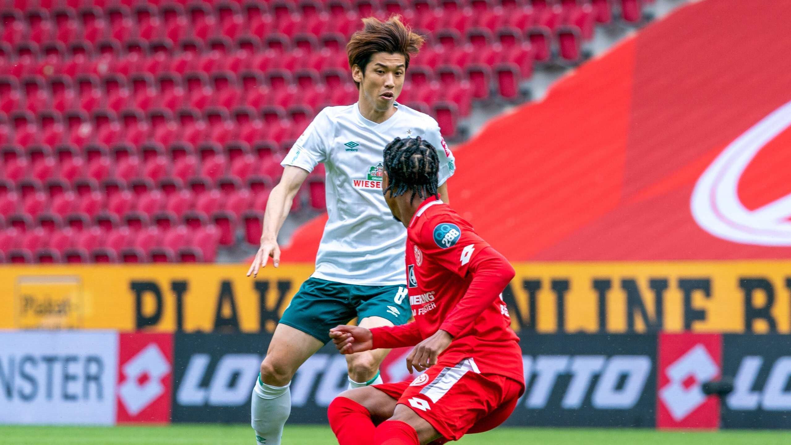 
                <strong>Yuya Osako</strong><br>
                Bei dem Gegentreffer zum 0:1 kann er die Situation auf der Linie nicht ganz klären. Hier ist ihm allerdings kein Vorwurf zu machen. In der 43. Minute hat der läuferisch starke Offensivspieler eine Top-Chance, köpft den Ball aber genau auf den gegnerischen Torwart. In der 58. Minute steht er genau richtig und trifft zum 1:2. ran-Note: 3 
              