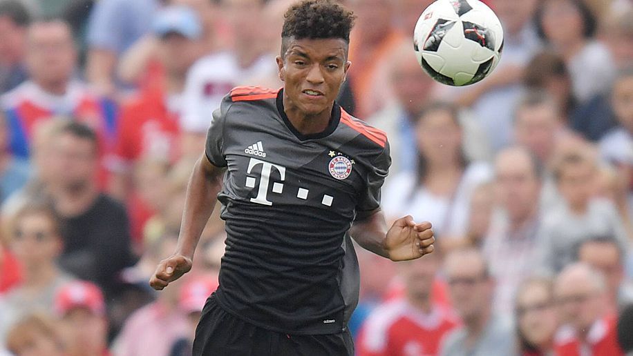 
                <strong>Timothy Tillman (FC Bayern München)</strong><br>
                Im Sommer 2015 kam Timothy Tillman von Fürths U17 für immerhin 500.000 Euro zur Jugend des FC Bayern. Nur ein Jahr später steht er im Champions-League-Kader des Rekordmeisters. Und das aufgrund seines Wechsels im letzten Jahr nicht etwa in der B-Liste, sondern als einer von 25 Spielern im A-Kader. Nicht schlecht für den 17 Jahre alten gebürtigen Nürnberger.
              