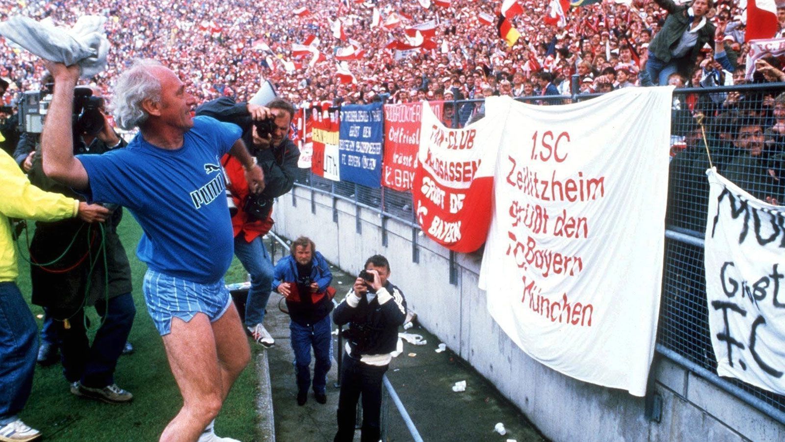 
                <strong>Udo Lattek (FC Bayern 1970-75, 1983-87)</strong><br>
                Mit 35 Jahren wurde Udo Lattek 1970 erstmals Trainer des FC Bayern. Bereits im ersten Jahr (70/71) erreichte er mit Spielern wie Franz Beckenbauer, Sepp Maier und Gerd Müller den zweiten Tabellenplatz. Nachdem Lattek auch noch Paul Breitner und Uli Hoeneß nach München geholt hatte, mauserten sich die Bayern in den Folgejahren zur stärksten deutschen Mannschaft der Bundesliga. 71/72, 72/73 und 73/74 feierten sie drei Meistertitel in Serie, 74 kam auch noch der Sieg im Europapokal der Landesmeister hinzu. Auf die fetten Jahre folgt der Absturz. Als die Bayern 74/75 die schlechteste Saison ihrer Bundesliga-Geschichte spielten, wurde Lattek im Januar entlassen. 1983 holte der damalige Manager Uli Hoeneß seinen früheren Trainer wieder zurück. Lattek schrieb die Erfolgsgeschichte fort. Es folgten drei weitere Meisterschaften, die letzte 1987 feierte der Kult-Trainer in Unterwäsche.
              