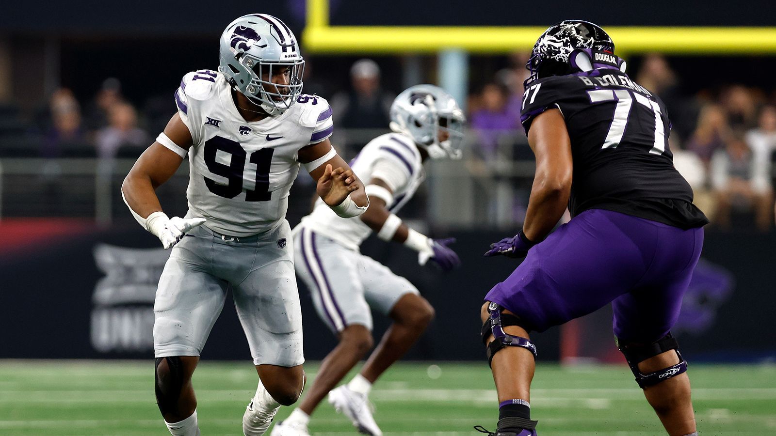 
                <strong>Platz 8: Felix Anudike-Uzomah (Kansas State Wildcats)</strong><br>
                Was Felix Anudike-Uzomah an leichten physischen Limitationen in Sachen Größe, Gewicht und Stärke hat, macht er als Pass Rusher mit einem sehr guten Antritt, viel technischer Raffinesse und guter Balance wett. Er kann schnell und eng um Offensive Tackles herum laufen. In der Laufverteidigung zeigt er allerdings einige Defizite, in diesem Bereich fehlt es ihm an Physis und der Fähigkeit, schnell den Spielzug zu lesen. 
              