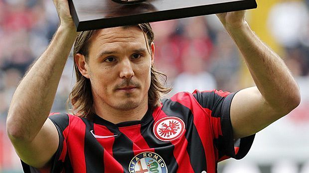 
                <strong>Alex Meier (Eintracht Frankfurt)</strong><br>
                Auch Eintracht Frankfurt musste einen neuen Spielführer wählen. Kevin Trapp wechselte zu PSG - in seine Fußstapfen bei den Hessen tritt nun Alex Meier, der von Trainer Armin Veh ausgewählt wurde. Als Backup für den Torschützenkönig der vergangenen Saison stehen Marco Russ und Stefan Aigner bereit.
              