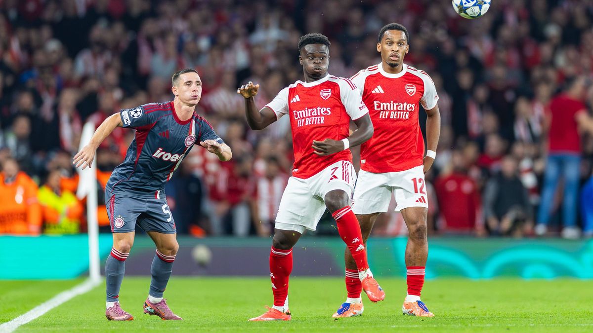 Arsenal v Olympiacos Champions League 01 10 2025. Olympiakos forward Daniel Podence (56), Arsenal forward Bukayo Saka (7) and Arsenal defender Jurrien Timber (12) during the Champions League match ...