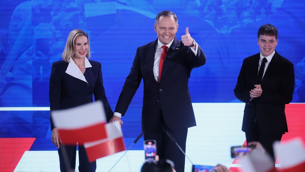 Der rechtskonservative Kandidat Karol Nawrocki hat Medienberichten zufolge die Stichwahl um das Präsidentenamt in Polen gewonnen. 