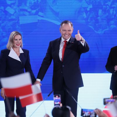 Der rechtskonservative Kandidat Karol Nawrocki hat Medienberichten zufolge die Stichwahl um das Präsidentenamt in Polen gewonnen. 