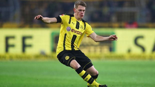 
                <strong>Matthias Ginter</strong><br>
                Matthias Ginter: Der Weltmeister von 2014 etablierte sich in der bisherigen Saison in der Innenverteidigung, hat auch noch einen Vertrag bis 2019. Aber: Offenbar bemüht sich RB Leipzig um eine Verpflichtung des früheren Freiburgers. Zwischen dem Aufsteiger und Ginter sollen bereits erste Gespräche stattgefunden haben. Spekuliert wird über eine Ablöse im Bereich von 15 Millionen Euro.
              