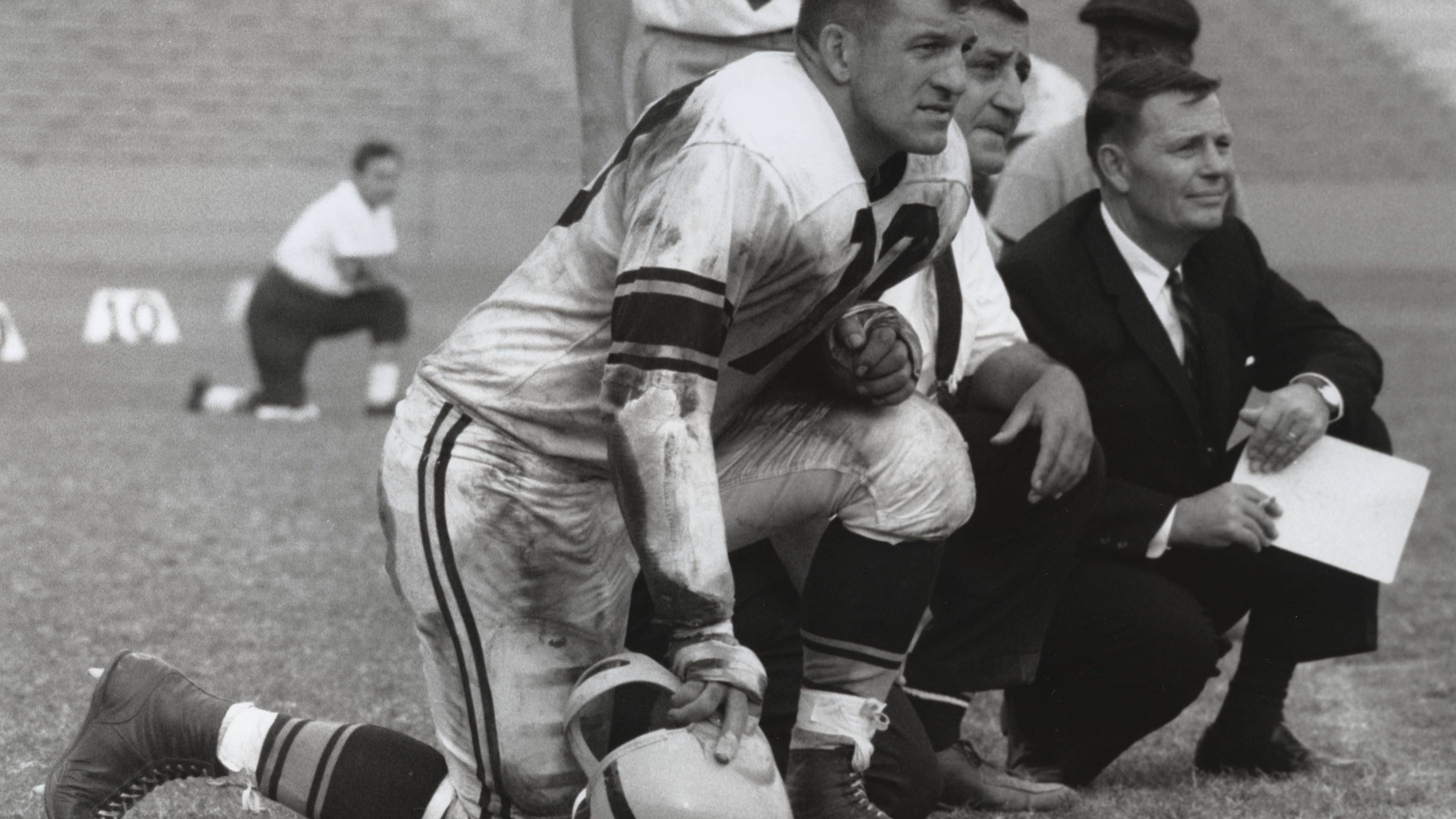 <strong>Pittsburgh Steelers</strong> <strong>(1 deutscher Spieler)</strong> <br>Für die Steelers stand bislang erst ein deutscher Spieler auf dem Feld, der 1925 in Prienzing in Bayern geborene Ernie Stautner lief zwischen 1950 und 1963 in 173 Spielen für die Franchise auf. Der Defensive Tackle war mit seinen Eltern im Alter von drei Jahren in die USA ausgewandert. Vielleicht kann Julius Welschof der zweite Deutsche in Pittsburgh werden, der Linebacker kam aber noch nicht zum Einsatz.