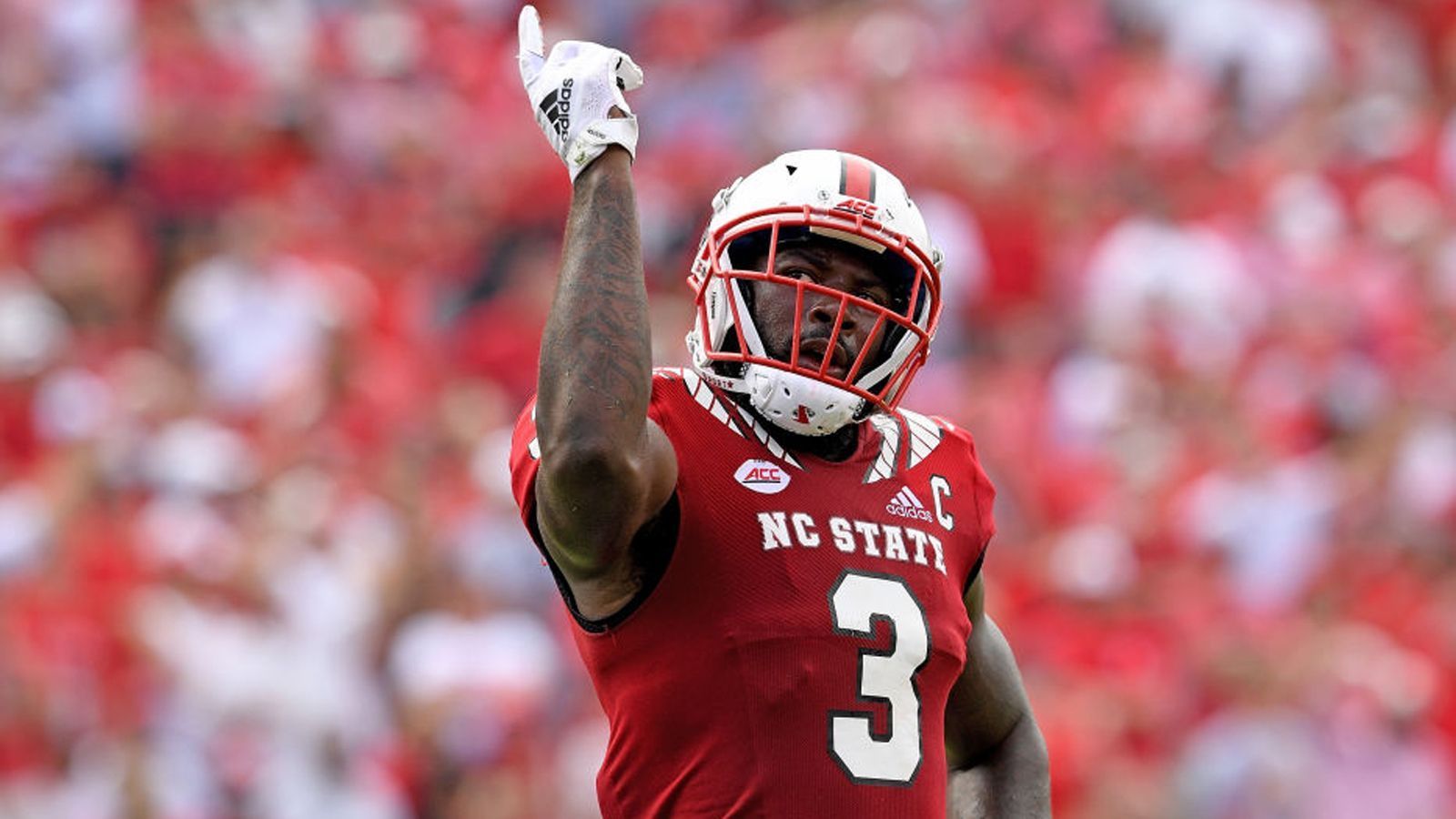 
                <strong>Germaine Pratt (NC State)</strong><br>
                Germaine Pratt hat einen ähnlichen Hintergrund wie Hanks: Er war die ersten beiden Jahre am College Safety, wurde dann zum Linebacker umgeschult, bringt demzufolge gute Coverage-Qualitäten mit und kann eine Zone als Passverteidiger gut abdecken, hat aber bezüglich der Laufverteidigung noch viel Luft nach oben. Der 1,90 Meter große und 108 Kilogramm schwere Linebacker kam vergangene Saison auf 104 Total Tackles, zehn Tackles for Loss, sechs Sacks und zwei Forced Fumbles. Aktuelle Tendenz: Der Name Germaine Pratt fällt in der vierten Runde.
              