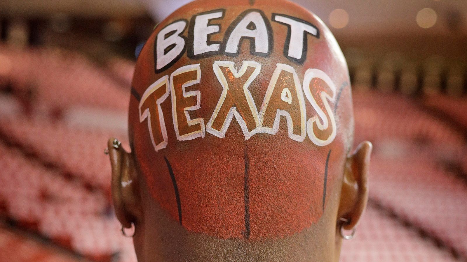 
                <strong>Oklahoma mit Hashtag #BeatTexas</strong><br>
                "Red River Showdown". Oder "Red River Shootout". Oder "Red River Rivalry". Oder aber "Red River Classic": Das Derby zwischen den beiden Colleges gibt es seit 1900 und hat diverse Bezeichnungen. Nach dem Motto: Je mehr Namen, desto bedeutender das Derby. Was auf den "Red River Showdown" definitiv zutrifft. Nicht packt Oklahoma auf Twitter den Hashtag #BeatTexas aus.
              