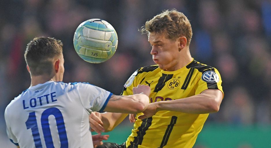 
                <strong>Matthias Ginter</strong><br>
                Matthias Ginter: Vor der Pause der einzige Spieler in der Dortmunder Viererkette, der seinen Job fehlerfrei macht. Kurz nach der Pause auch vor dem gegnerischen Tor in Aktion: Seinen Kopfball nach Ecke kann ein Lotte-Spieler gerade noch vor über die Latte lenken. Souveräne Vorstellung und einer der besten Dortmunder an diesem Abend. ran-Note: 2,5
              