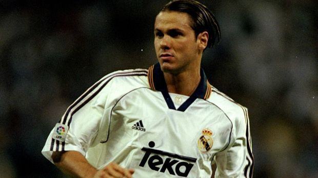 
                <strong>Mittelfeld: Fernando Redondo</strong><br>
                Mittelfeld: Fernando Redondo. Der Argentinier beendet seine Karriere, bevor die von Negredo überhaupt richtig angefangen hat. So hängt Redondo seine Fußballschuhe im Jahr 2004 auf professioneller Ebene an den Nagel. 2007 wird Negredo das erste Mal in einem Spiel der La Liga eingesetzt. Damals noch für UD Almeria.
              