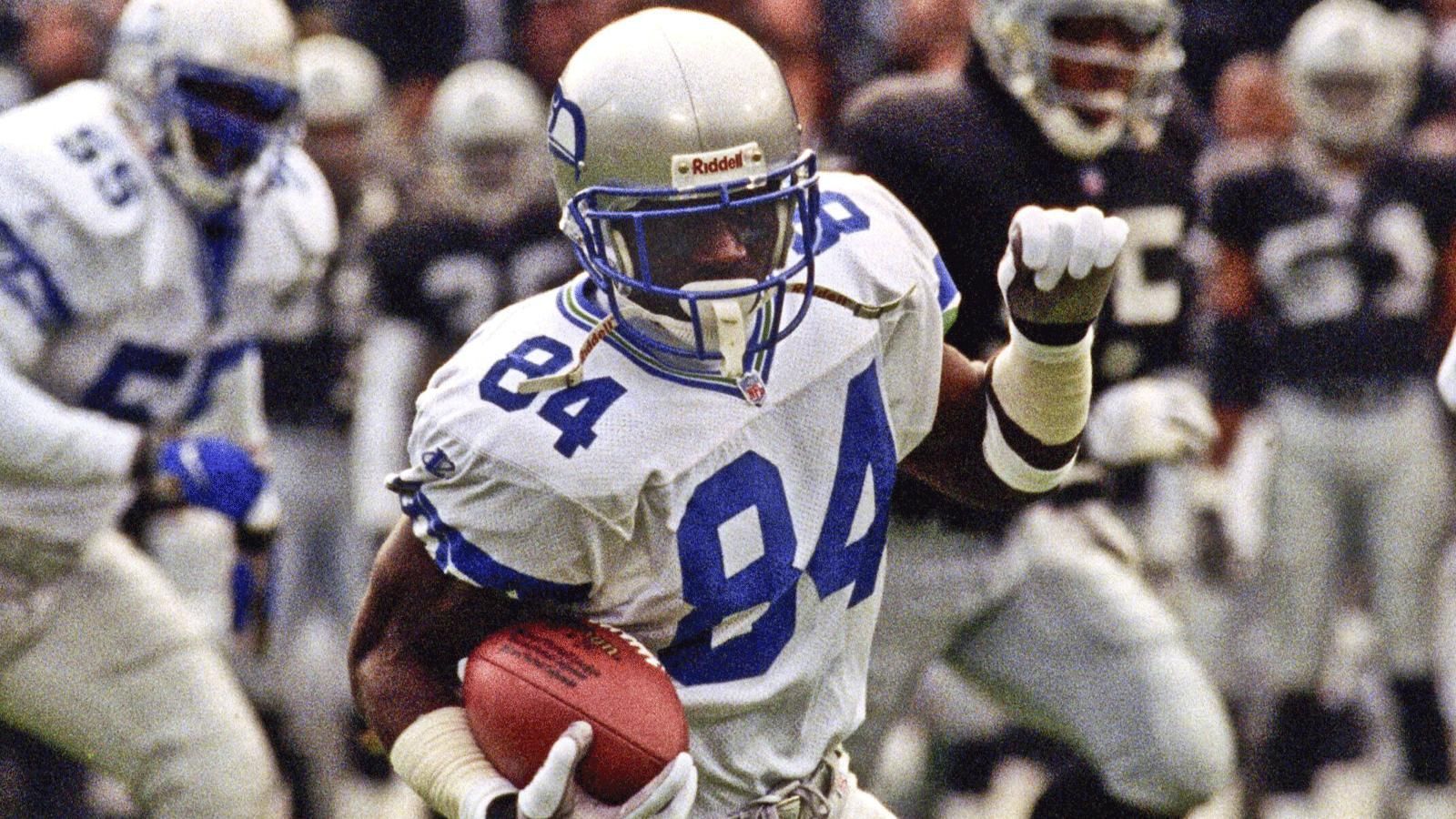 
                <strong>1999: Joey Galloway</strong><br>
                Joey Galloway hielt bei den Seattle Seahawks deutlich länger durch. In der Saison 1999 dauerte sein Streik ganze 101 Tage. Weil der Wide Receiver in seinen ersten vier Spielzeiten immer auf rund 1000 Receiving Yards kam, wollte er im Stil eines Nummer-1-Receivers bezahlt werden - wurde er aber nicht. Nach acht verpassten Saisonspielen kehrte Galloway dann wieder zurück, konnte aber nicht an die frühere Form anknüpfen. Die Seahawks tradeten ihn daraufhin zu den Dallas Cowboys.
              