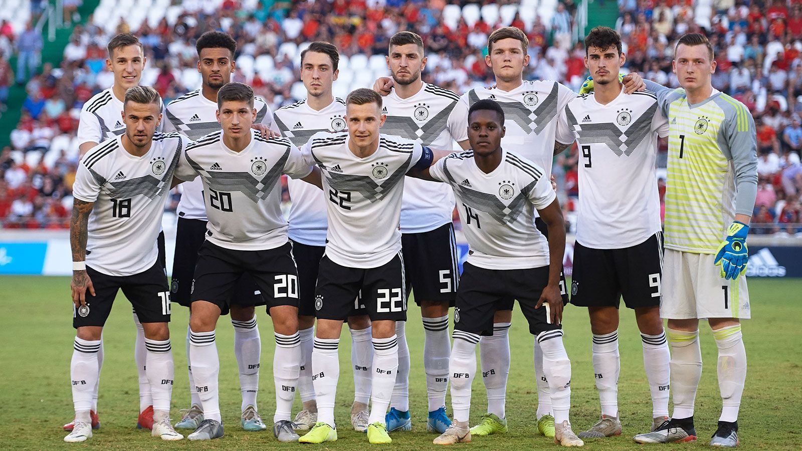 
                <strong>4. Fakt: Ordentliche Bilanz gegen Bosnien</strong><br>
                Die Bilanz der deutschen U21 gegen Bosnien-Herzegowina sieht mittlerweile recht ordentlich aus. Das Duell in der Hinrunde der aktuellen EM-Qualifikation konnte Deutschland im Oktober 2019 auswärts mit 2:0 gewinnen und damit den zweiten Sieg im vierten Aufeinandertreffen feiern. Die Duelle zuvor verliefen vor allem torreich. Im Herbst 2012 gab es im Rahmen der EM-Qualifikation ein 4:4-Unentschieden zwischen Bosnien und Deutschland, das erste Duell gewann Deutschland damals mit 3:0. Einziger Ausreißer nach unten aus deutscher Sicht: die peinliche 1:5-Klatsche im Oktober 2002 beim U21-Freundschaftsspiel in Bosnien. Dabei standen damals in der Anfangsformation des DFB-Teams spätere Bundesliga-Stars wie Kevin Kuranyi, Andreas Hinkel, Benjamin Lauth oder Jermaine Jones, der Deutschland früh in Führung brachte, aber in weiterer Folge mit Gelb-Rot vom Platz flog. 
              
