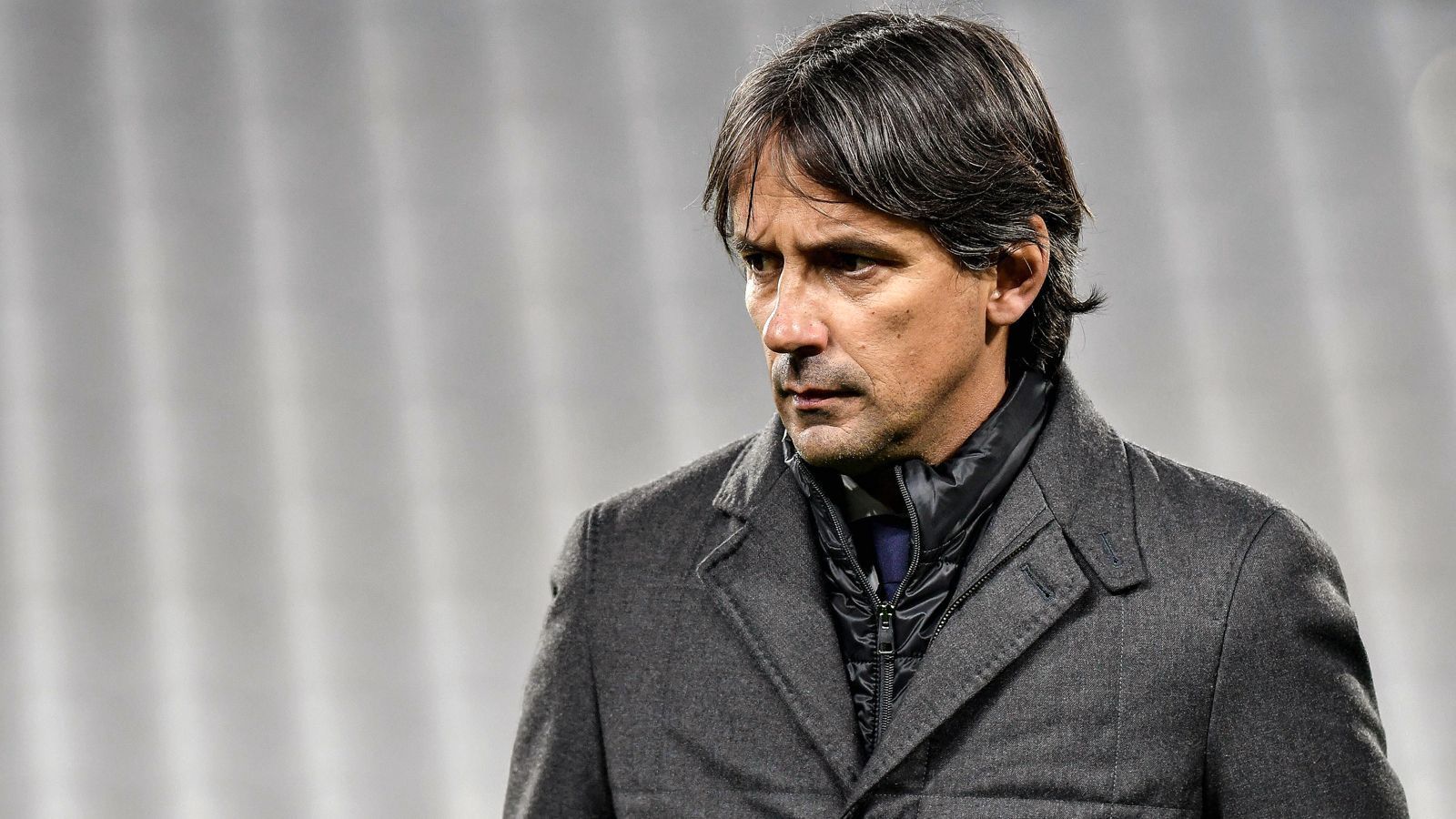 
                <strong>Simone Inzaghi (Inter Mailand/Italien)</strong><br>
                In Italien beendete zuletzt Antonio Conte mit Inter Mailand die vorherige Meisterserie von Juventus Turin. Doch nach einem Zerwürfnis mit der Vereinsführung, die aufgrund der angespannten Finanzsituation Spielerverkäufe forderte, verließ Conte den Meister freiwillig. Nun soll der bisherige Lazio-Coach Simone Inzaghi Inter weiter auf Erfolgskurs halten. Der jüngere Bruder des Ex-Milan-Torjägers Filippo Inzaghi steht in Italien für recht offensiven Fußball und praktizierte bei Lazio, ähnlich wie sein Inter-Vorgänger Conte, ein 3-5-2-System. Bei Inter erhofft sich Inzaghi den Gewinn seiner ersten Meisterschaft als Trainer, denn mit Lazio holte er bislang "nur" den italienischen Pokal und den Supercup. Inzaghi unterschrieb bei den "Nerazzurri" bis 2023.
              