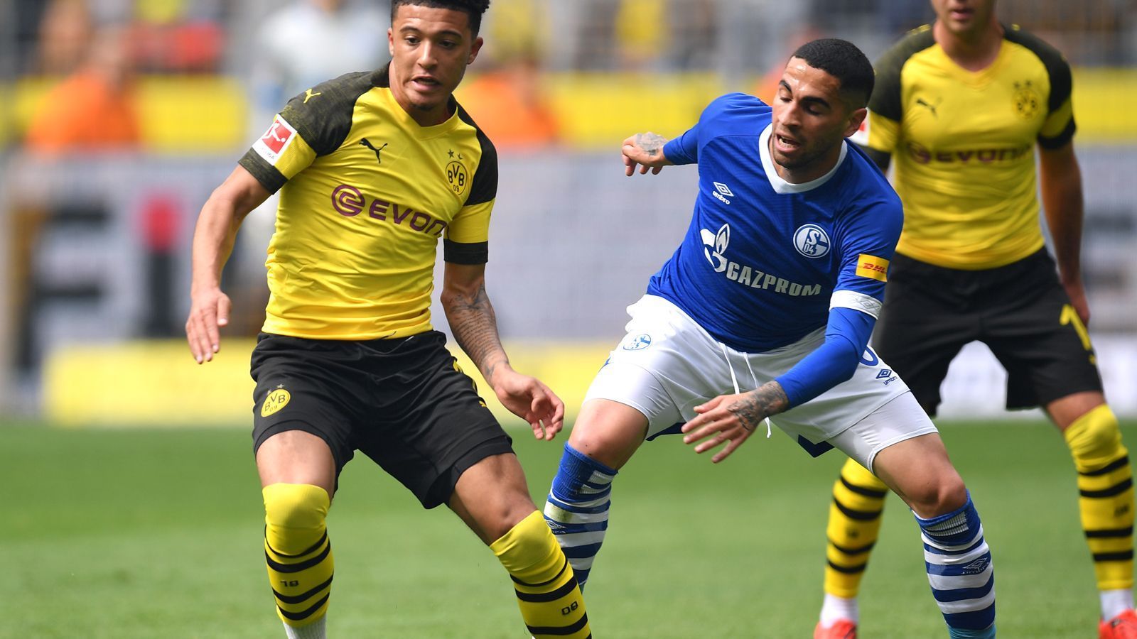 
                <strong>Omar Mascarell (FC Schalke 04)</strong><br>
                Ist bei der Flanke auf Götz zum 0:1 nicht konsequent genug im Zweikampf mit Sancho, stört ihn bei seiner Flanke kaum. Viel mit der Ordnung der tief stehenden Defensive beschäftigt, tut für das Offensivspiel zu wenig. ran-Note: 4
              