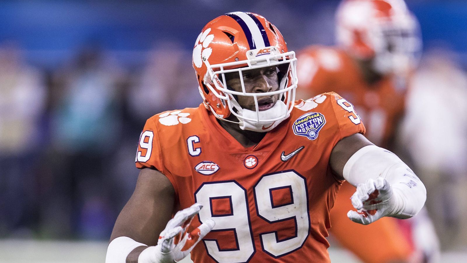 
                <strong>Clelin Ferrell (Defensive End/Clemson)</strong><br>
                Er ist das wohl talentierteste Mitglied einer unfassbar talentierten Defensive Line aus Clemson um Ferrell, Dexter Lawrence, Tre Lamar und Trayvon Mullen. Ein Prototyp der heute in der NFL gewünschten Pass Rusher, explosiv, athletisch und produktiv. Drei Jahre lang reifte er zu einem Top-Prospect, in seiner Junior-Saison kam er noch einmal auf starke 11,5 Sacks. Ähnliche Zahlen werden ihm auch durchaus auch in der NFL zugetraut.
              