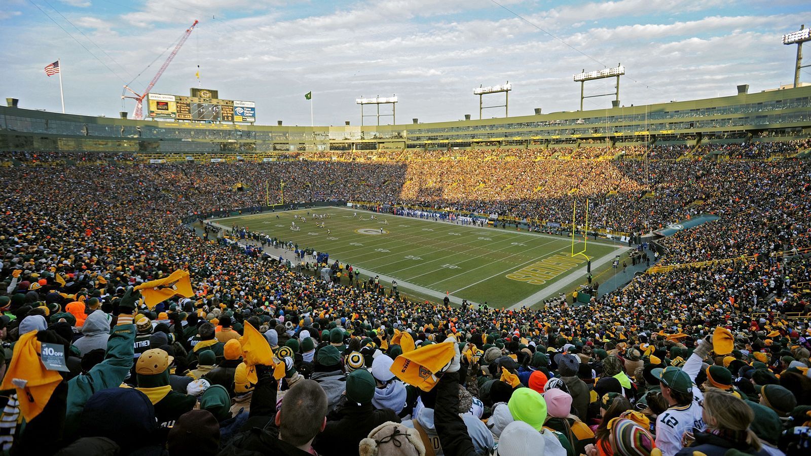 <strong>Green Bay Packers: Lambeau Field</strong><br>
                • Kapazität: 81.441&nbsp;<br>• Eröffnung: September 1957; Renovierungen 2003, 2013&nbsp;<br>• Kosten: 960.000 Dollar; Renovierungskosten 295 Millionen Dollar (2003), 146 Millionen Dollar (2013)&nbsp;<br>• Eigentümer: Stadt Green Bay und&nbsp;Green Bay/Brown County&nbsp;Professional Football Stadium District