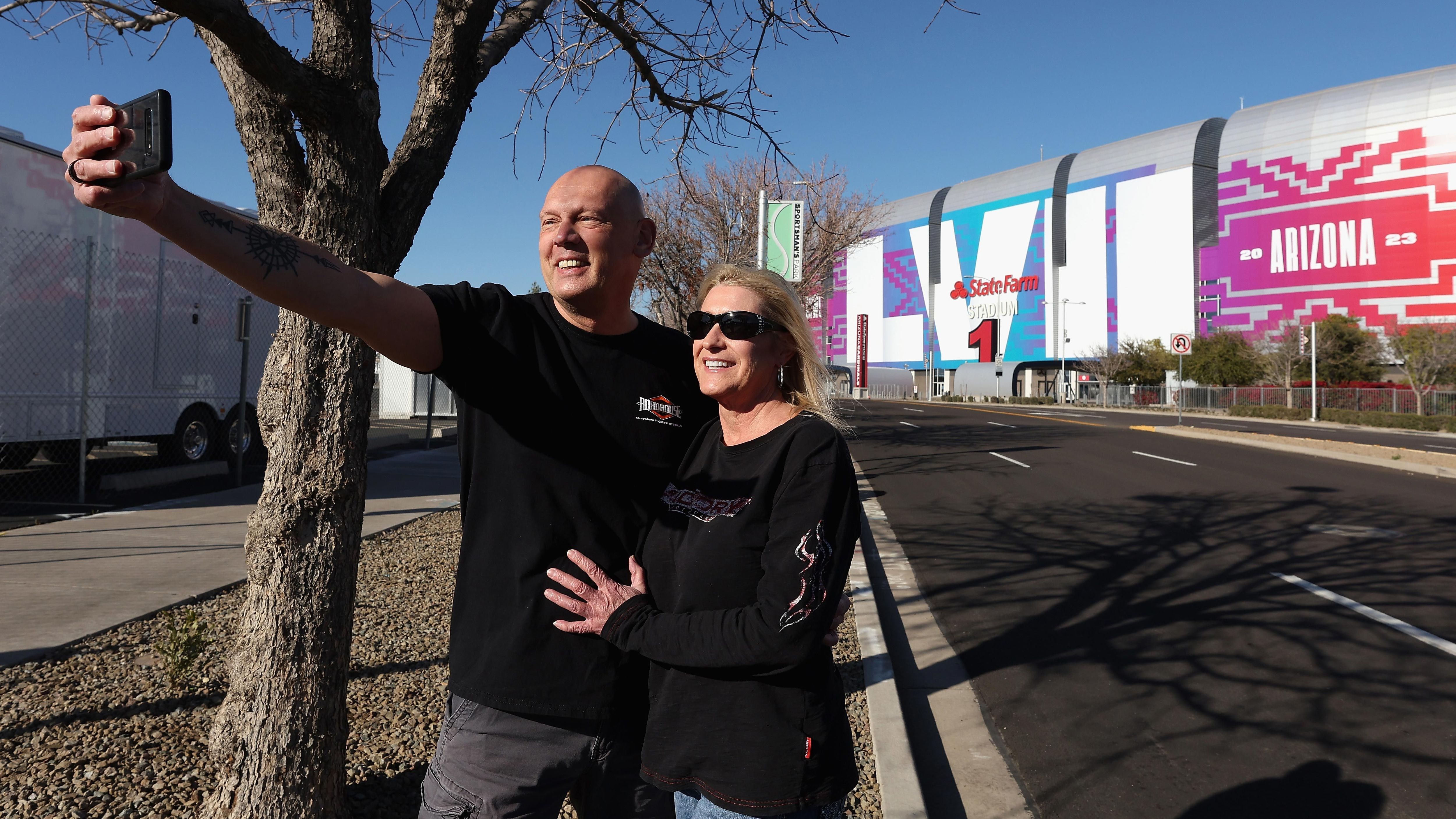 
                <strong>Super Bowl LVII: Die besten Bilder vom State Farm Stadium aus Glendale, Arizona</strong><br>
                Die ersten Fans sind bereits vor Ort in Glendale und machen Bilder mit dem State Farm Stadium. Kein Wunder, in wenigen Tagen steigt genau an diesem Ort das große NFL-Finale.
              