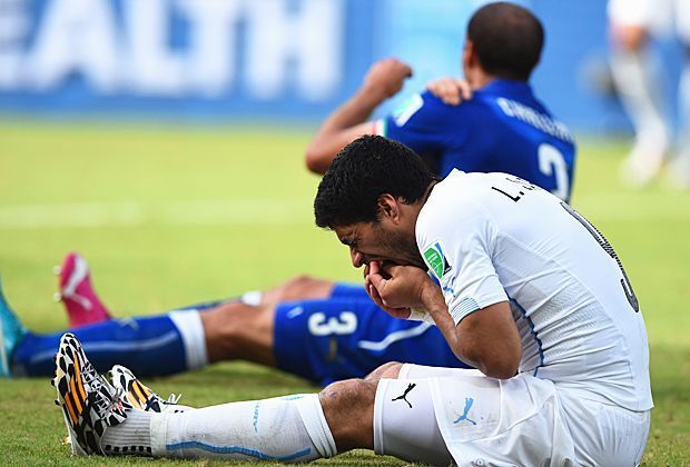 
                <strong>Luis Suarez beißt wieder zu</strong><br>
                Im WM-Spiel gegen Italien mutiert Luis Suarez zu Dracula und beißt seinem Gegenspieler Giorgio Chiellini in die Schulter. Brisant: Im Champions-League-Finale 2015 gibt es ein Wiedersehen.
              