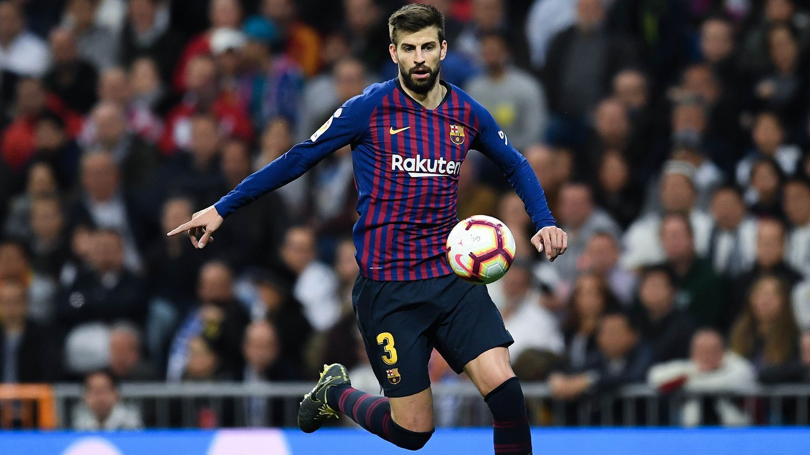 
                <strong>Abwehr - Gerard Pique</strong><br>
                Mit Barcas Abwehrstar Gerard Pique hat Fabregas nicht nur zahlreiche Titel gemeinsam, sondern auch einen Teil des sportlichen Werdeganges. Pique zog früh von Barcas Jugend aus, um bei Manchester United Karriere zu machen und Fabregas, um sich bei FC Arsenal zu behaupten. Später trafen sich die beiden bei den Profis der Katalanen und in der spanischen Nationalmannschaft wieder und feierten jahrelang Erfolge am laufenden Band.
              