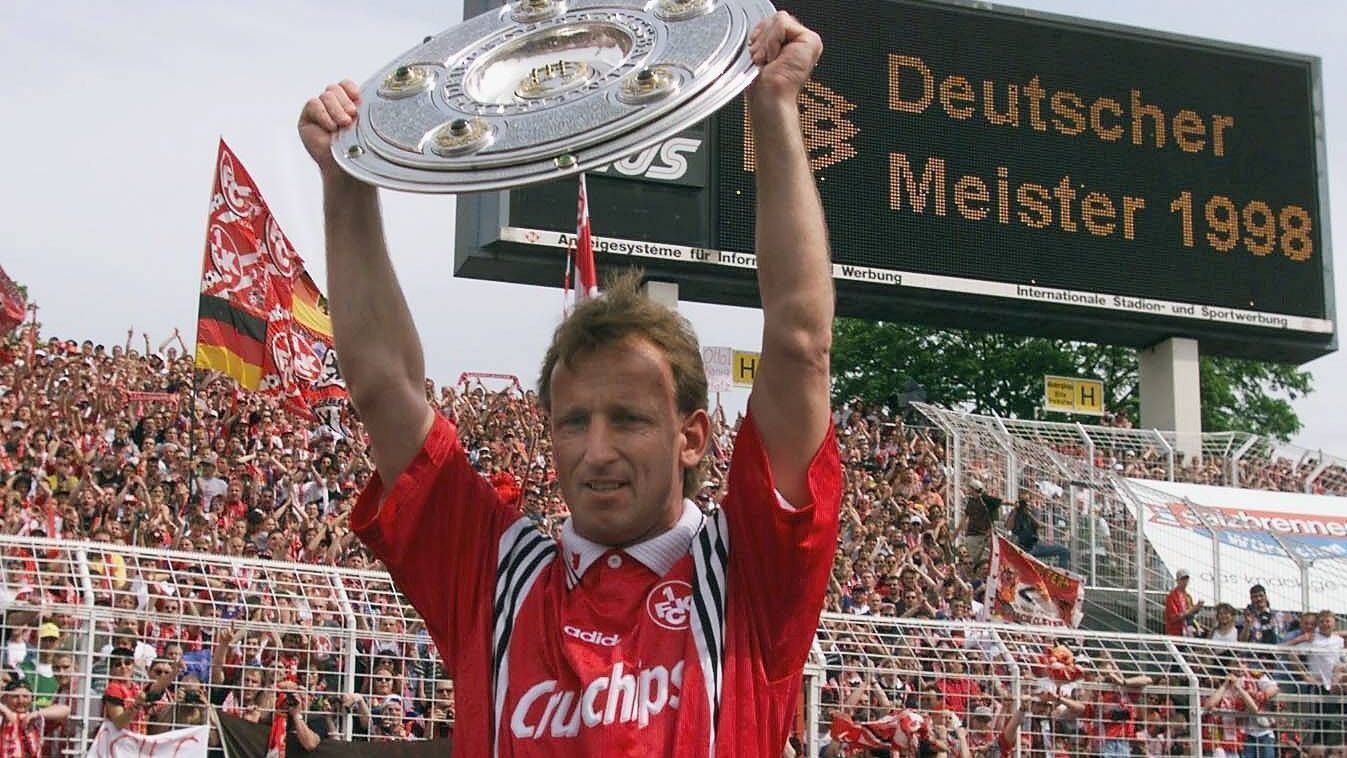 <strong>... die sensationelle Meisterschaft</strong><br>Er blieb in der 2. Bundesliga an Bord. Der Routinier führte die Betzenberg-Kicker zurück ins Oberhaus und war dann beim wohl bis heute sensationellsten Titel der Bundesliga-Historie dabei: Kaiserslautern wurde 1998 als Aufsteiger deutscher Meister - danach trat Brehme von der Fußball-Bühne ab.