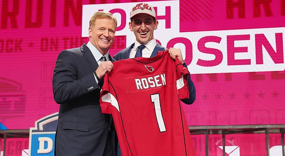 
                <strong>Platz 27: Arizona Cardinals</strong><br>
                Die Cardinals haben im Draft mit Quarterback Josh Rosen einen Steal gelandet. Gut möglich, dass er unter der Saison für den verletzungsanfälligen Sam Bradford übernehmen kann/muss. Keine leichte Aufgabe in einem Receiving-Corps, das hinter Larry Fitzgerald mit J.J. Nelson und Rookie Christian Kirk im Moment bestenfalls durchschnittlich ist. Arizona muss hoffen, dass David Johnson nach seinem Kreuzbandriss von Beginn an die Offense tragen kann. Die Defense hat ihr Potenzial 2017 bereits angedeutet, wird aber Tyrann Mathieu vermissen. Nach den Abgängen von Head Coach Bruce Arians und Quarterback Carson Palmer deutet sich ein Übergangsjahr an.
              