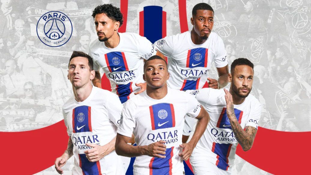 
                <strong>Paris Saint-Germain Ausweichtrikot 2022/23</strong><br>
                Paris Saint-Germain hat das neue Ausweichtrikot für die laufende Saison vorgestellt. Wie üblich wird das neue Jersey vor allem in der Champions League zum Einsatz kommen. Das Design des neuen Trikots gleicht dabei dem des Heimtrikots. Allerdings sind die Farben umgekehrt gestaltet. Das Ausweichtrikot ist in Weiß gehalten und besitzt in der Mitte einen breiten blauen Streifen, der von zwei dünneren roten Streifen umgeben ist. Erstmals getragen wird das Outfit von Lionel Messi, Kylian Mbappe, Neymar und Co. beim Ligue-1-Spiel gegen Stade Brest 29.
              