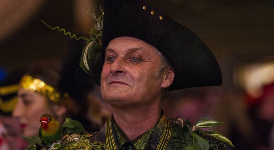 
                <strong>Karnevalveh</strong><br>
                Der neue Sportdirektor Armin Veh kam als Pirat.
              
