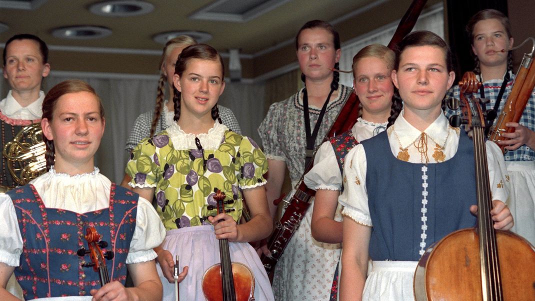 Die Bewohnerinnen von Colonia Dignidad mussten Dirndl tragen, auch die Mädchen. Das Bild stammt aus dem Jahr 1991-