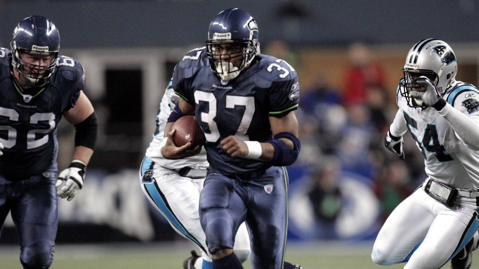 
                <strong>Seattle Seahawks: Shaun Alexander</strong><br>
                &#x2022; Rushing Yards: 1.880<br>&#x2022; Saison: 2005<br>Eine Saison wie gemalt! 2005 stellte Alexander nicht nur den Franchise-Rekord der Seahawks auf, er generierte auch sagenhafte 27 Touchdowns und wurde zum MVP gewählt.
              