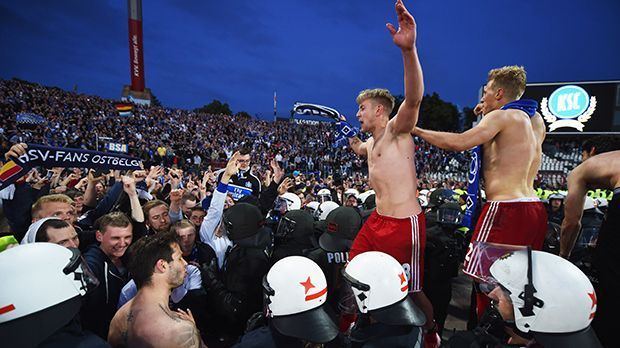 
                <strong>Dem Freistoß sei Dank</strong><br>
                Für die Hamburger gab es kein Halten mehr. Die Spieler feierten auf dem Spielfeld des Wildparkstadion mit ihren Fans. Währenddessen ....
              