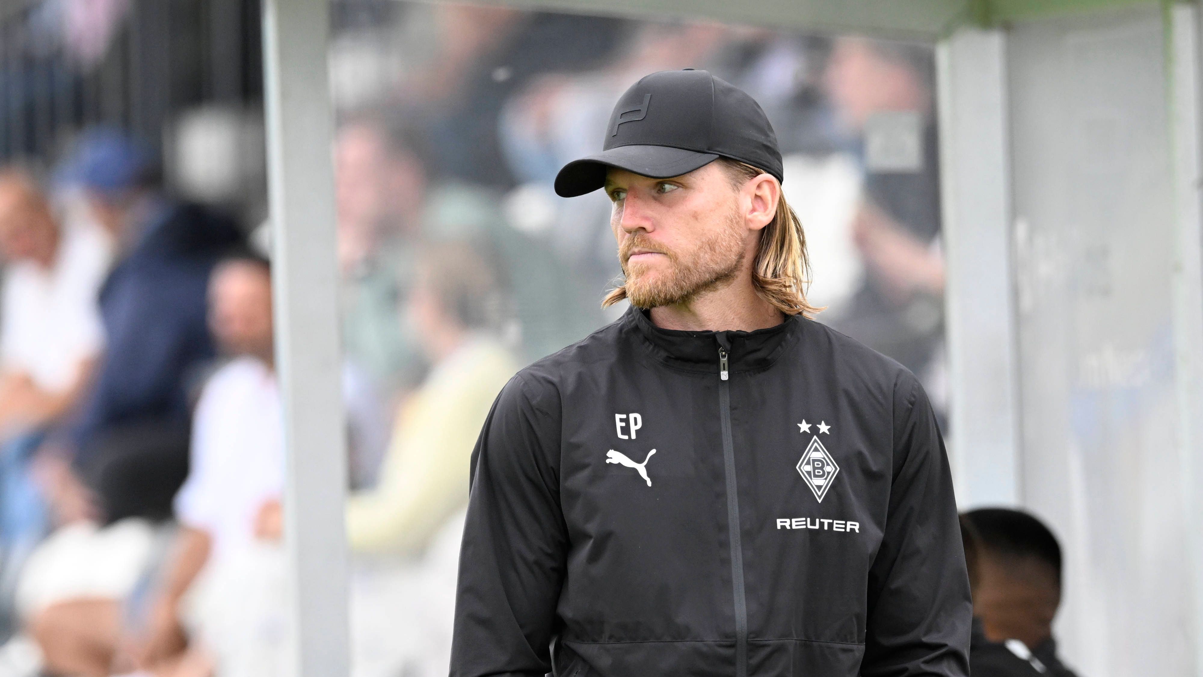 <strong>Eugen Polanski (M’Gladbach II)</strong><br>Wird die Interimslösung zur Dauerhaften? Wie die Gladbacher bekannt gaben, wird der ehemalige Bundesligaspieler bis auf Weiteres die Profimannschaft betreuen. Der 39-Jährige trainierte bisher die U23 des Klubs und könnte eine langfristige Lösung für den Trainerposten sein, wenn man dem auf höchstem Niveau noch unbeschriebenem Blatt denn die Zeit und Perspektive einräumt. Polanski ist seit 2022 Trainer der zweiten Mannschaft – davor coachte er auch 18 Spiele bei der U17 und wusste als Übungsleiter im Nachwuchs zu imponieren.