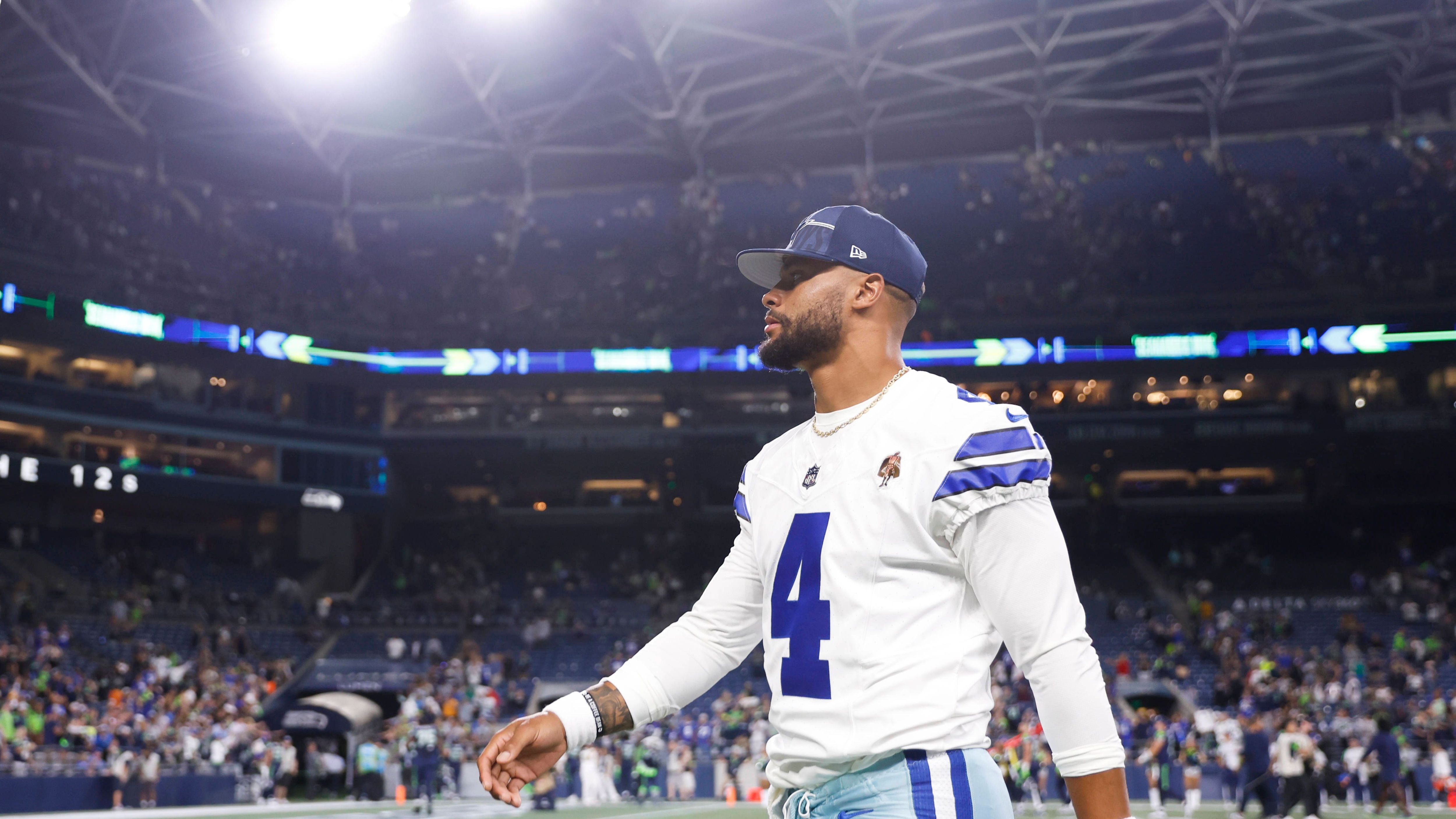 <strong>Dak Prescott (Dallas Cowboys)</strong><br>Am längsten bei seinem Team ist der Quarterback von "Americas Team", Dak Prescott. In seine inzwischen achte Saison geht der 30-Jährige mit den Dallas Cowboys. Zwar lieferte Prescott gute Leistungen ab, den großen Ansprüchen konnte er in Arlington allerdings noch immer nicht ganz gerecht werden. Denn dort zählen nur Titel.