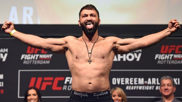 
                <strong>Andrei Arlovski </strong><br>
                Andrei Arlovski ("The Pit Bull"): Der Weißrusse gewann bereits 2005 den Schwergewichts-Titel der UFC. 2008 kehrte er der Organisation den Rücken. Seit seinem Comeback 2014 sorgte Arlovski jedoch wieder für Furore. In seinen letzten beiden Kämpfen verließ der "Pit Bull" das Octagon jedoch als Verlierer. Gegen Josh Barnett soll sich das wieder ändern. Die UFC Fight Night aus Hamburg sehen Sie am Samstag, 3. September ab 21 Uhr live und exklusiv auf ranFIGHTING.de. Die Hightlights in der Nacht auf Sonntag ab 0:50 Uhr auf Pro Sieben Maxx und ran.de.
              