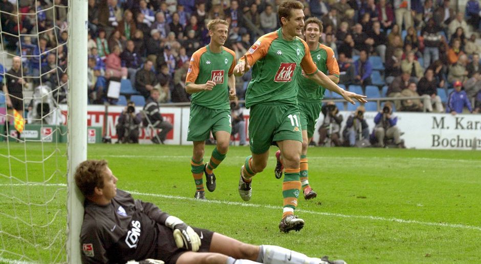 
                <strong>Karriere-Highlights von Miroslav Klose</strong><br>
                2004 geht Klose zum amtierenden Meister nach Bremen. Doch die ersten Wochen will einfach nichts laufen. Am 25. September 2004 muss er in Bochum gar die erste Hälfte von der Bank verfolgen, um dann als Joker den Bann zu brechen: Ein lupenreiner Hattrick und eine Vorlage in einer Halbzeit bedeuten endlich den Durchbruch bei Werder.
              